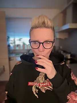 Snapshot of German_Milf chatting on 01-21-25, 09:46 German Milf online show from 01-21-25, 09:46