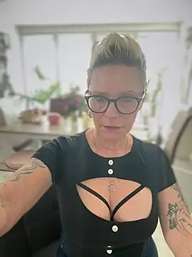 Snapshot of German_Milf chatting on 02-17-25, 01:32 German Milf online show from 02-17-25, 01:32