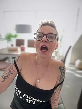 Snapshot of German_Milf chatting on 02-19-25, 02:01 German Milf online show from 02-19-25, 02:01