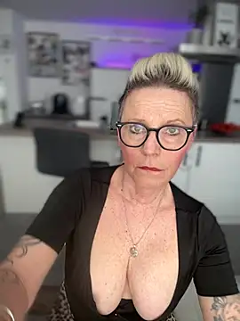 Snapshot of German_Milf chatting on 02-24-25, 02:04 German Milf online show from 02-24-25, 02:04