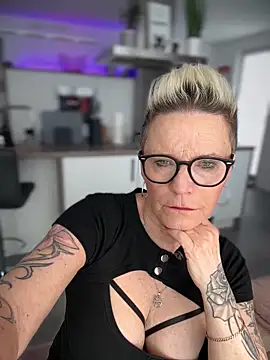 Snapshot of German_Milf chatting on 02-25-25, 01:28 German Milf online show from 02-25-25, 01:28