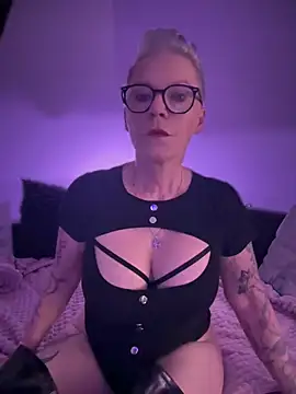 Snapshot of German_Milf chatting on 02-27-25, 06:31 German Milf online show from 02-27-25, 06:31