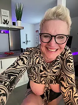 Snapshot of German_Milf chatting on 03-20-25, 06:31 German Milf online show from 03-20-25, 06:31