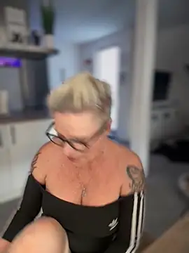 Snapshot of German_Milf chatting on 10-14-25, 01:23 German Milf online show from 10-14-25, 01:23