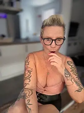 Snapshot of German_Milf chatting on 10-18-25, 01:01 German Milf online show from 10-18-25, 01:01