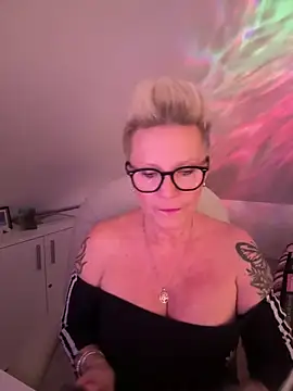 Snapshot of German_Milf chatting on 12-17-25, 02:01 German Milf online show from 12-17-25, 02:01