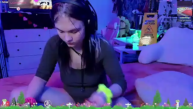 Snapshot of Cutiepiespanks chatting on 03-05-25, 01:06 Cutiepiespanks online show from 03-05-25, 01:06