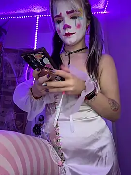 Snapshot of Cutiepiespanks chatting on 10-31-25, 10:44 Cutiepiespanks online show from 10-31-25, 10:44