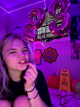 Snapshot of Cutiepiespanks chatting on 11-02-25, 10:56 Cutiepiespanks online show from 11-02-25, 10:56