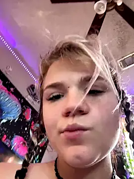 Snapshot of Cutiepiespanks chatting on 11-15-25, 08:16 Cutiepiespanks online show from 11-15-25, 08:16