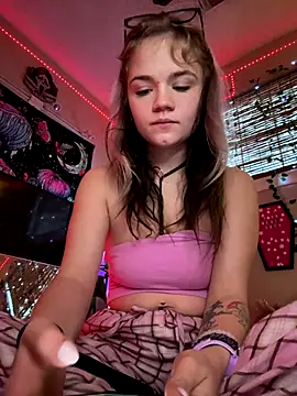 Snapshot of Cutiepiespanks chatting on 12-02-25, 01:17 Cutiepiespanks online show from 12-02-25, 01:17