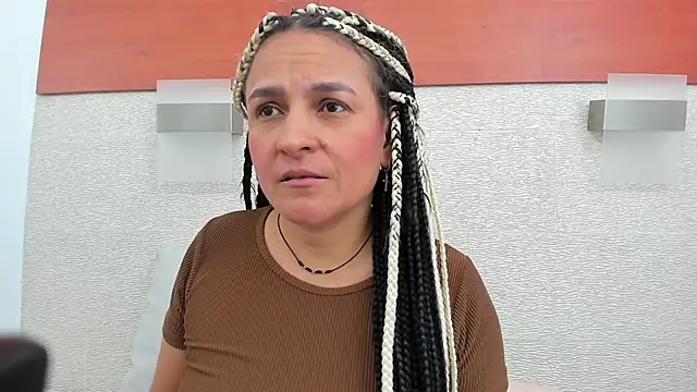 Snapshot of allice_green chatting on 10-31-25, 02:45 allice green online show from 10-31-25, 02:45