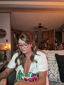 Snapshot of cowgirlc chatting on 10-01-25, 02:39 cowgirlc online show from 10-01-25, 02:39