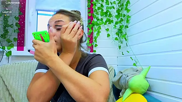 Misss Vikk online show from 09-24-25, 05:55