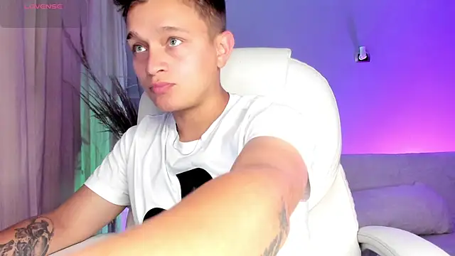 Snapshot of Tim_wolf chatting on 02-04-25, 01:56 Tim wolf online show from 02-04-25, 01:56