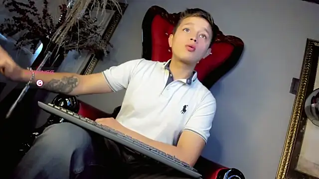 Snapshot of Tim_wolf chatting on 09-08-25, 02:49 Tim wolf online show from 09-08-25, 02:49