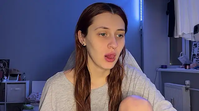 Snapshot of Uniarten chatting on 10-28-25, 06:10 Uniarten online show from 10-28-25, 06:10