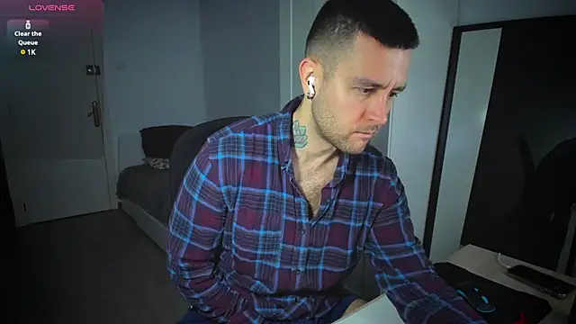 Snapshot of HonestAndrew chatting on 03-02-25, 07:10 HonestAndrew online show from 03-02-25, 07:10