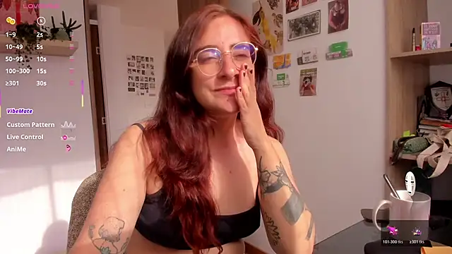 Snapshot of linda_giggle chatting on 06-17-26, 01:01 linda giggle online show from 06-17-26, 01:01