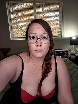 Snapshot of BBWQUEENBEEE chatting on 10-13-25, 11:27 BBWQUEENBEEE online show from 10-13-25, 11:27