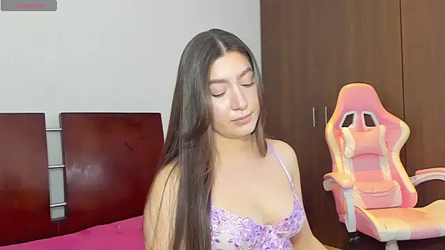 Snapshot of alice-love1 chatting on 10-01-25, 01:44 alice-love1 online show from 10-01-25, 01:44