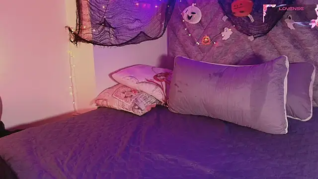 emmajohnss online show from 10-26-25, 04:07