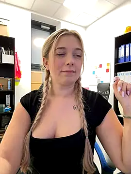 Snapshot of CherryAuroraa chatting on 12-04-24, 09:46 CherryAuroraa online show from 12-04-24, 09:46