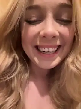 Snapshot of CherryAuroraa chatting on 12-21-24, 04:03 CherryAuroraa online show from 12-21-24, 04:03