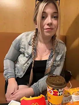 Snapshot of CherryAuroraa chatting on 01-01-25, 10:03 CherryAuroraa online show from 01-01-25, 10:03