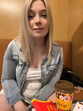 Snapshot of CherryAuroraa chatting on 01-09-25, 02:07 CherryAuroraa online show from 01-09-25, 02:07