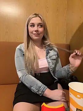 Snapshot of CherryAuroraa chatting on 02-12-25, 09:22 CherryAuroraa online show from 02-12-25, 09:22