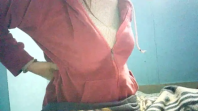 Snapshot of lovelydesi21 chatting on 01-06-25, 05:52 lovelydesi21 online show from 01-06-25, 05:52