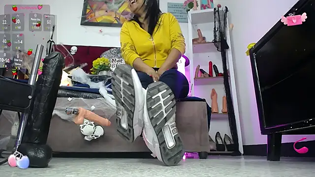 louise nails online show from 10-23-25, 01:10