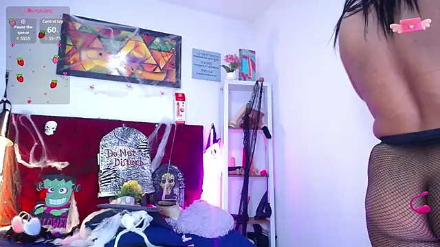 louise nails online show from 10-31-25, 02:18