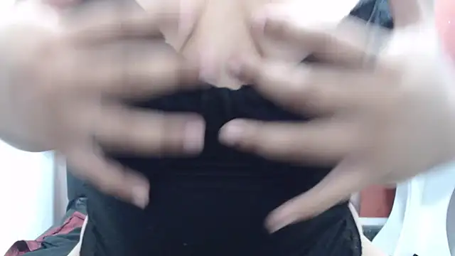 Snapshot of Laura_hottt chatting on 11-15-25, 04:03 Laura hottt online show from 11-15-25, 04:03