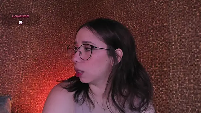Snapshot of Apartment28 chatting on 06-11-26, 02:11 Apartment28 online show from 06-11-26, 02:11