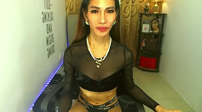 Trixie Mattel21 online show from 12-03-24, 05:20