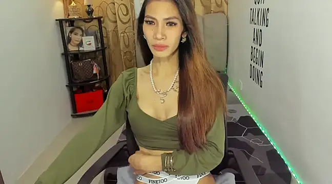 Trixie Mattel21 online show from 12-09-24, 11:13