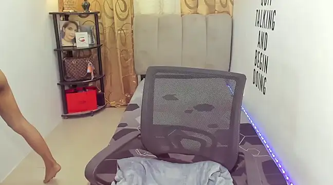 Trixie Mattel21 online show from 12-12-24, 02:04