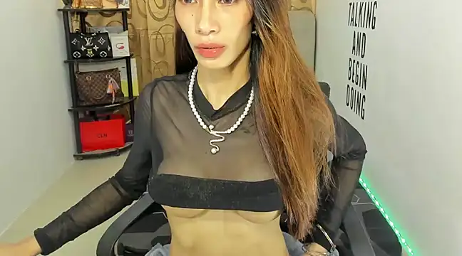 Trixie Mattel21 online show from 12-18-24, 02:21