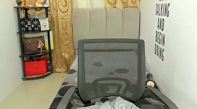 Trixie Mattel21 online show from 12-18-24, 05:26