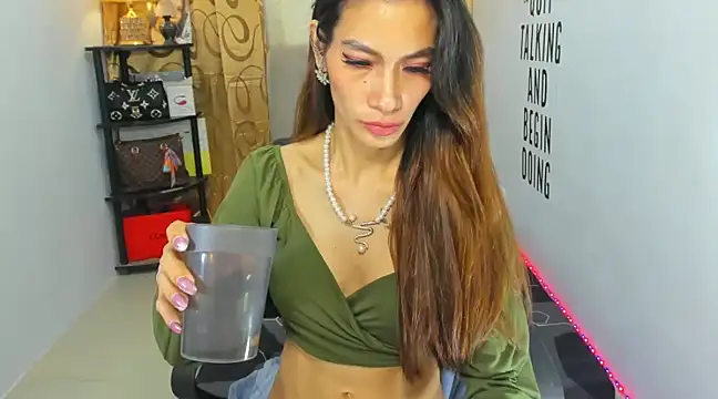 Trixie Mattel21 online show from 12-20-24, 01:58