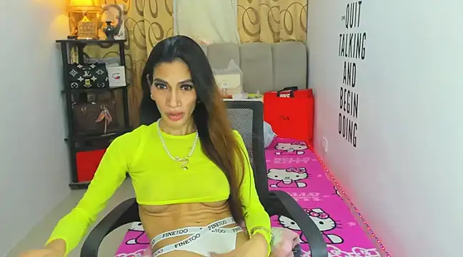 Trixie Mattel21 online show from 12-28-24, 05:02