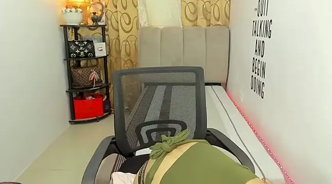 Trixie Mattel21 online show from 01-03-25, 05:28