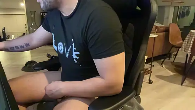 Snapshot of HungandThickLatin chatting on 02-15-25, 12:33 HungandThickLatin online show from 02-15-25, 12:33