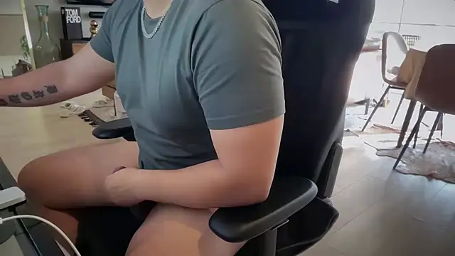 Snapshot of HungandThickLatin chatting on 02-23-25, 12:41 HungandThickLatin online show from 02-23-25, 12:41