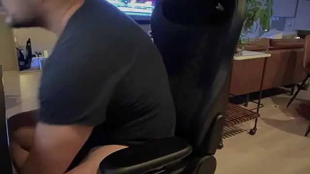 Snapshot of HungandThickLatin chatting on 02-26-25, 04:47 HungandThickLatin online show from 02-26-25, 04:47