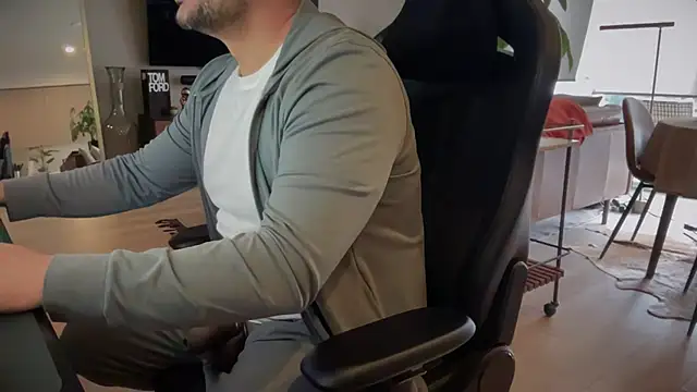 Snapshot of HungandThickLatin chatting on 03-12-25, 06:33 HungandThickLatin online show from 03-12-25, 06:33