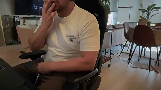 Snapshot of HungandThickLatin chatting on 03-17-25, 03:18 HungandThickLatin online show from 03-17-25, 03:18