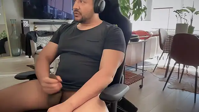 Snapshot of HungandThickLatin chatting on 03-20-25, 11:45 HungandThickLatin online show from 03-20-25, 11:45